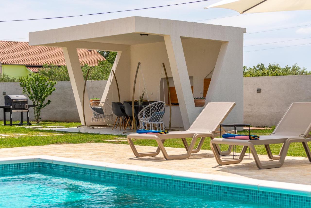 S&I Peaceful Holiday Home With Pool & Jacuzzi Galovac  Esterno foto
