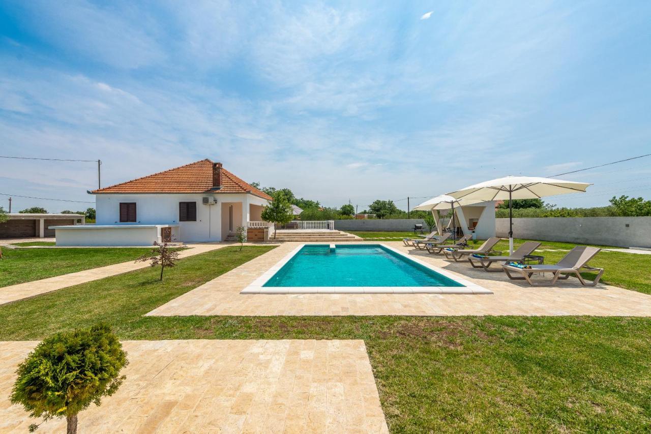 S&I Peaceful Holiday Home With Pool & Jacuzzi Galovac  Esterno foto