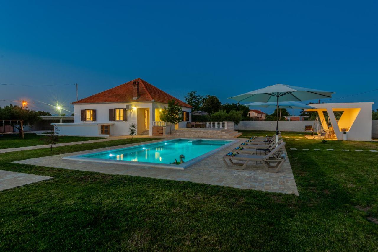 S&I Peaceful Holiday Home With Pool & Jacuzzi Galovac  Esterno foto