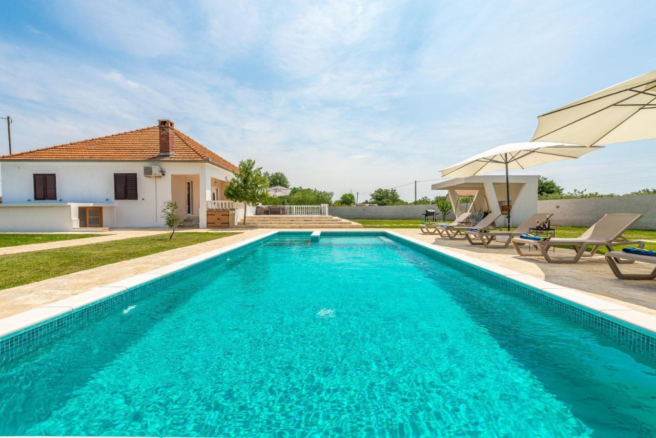 S&I Peaceful Holiday Home With Pool & Jacuzzi Galovac  Esterno foto