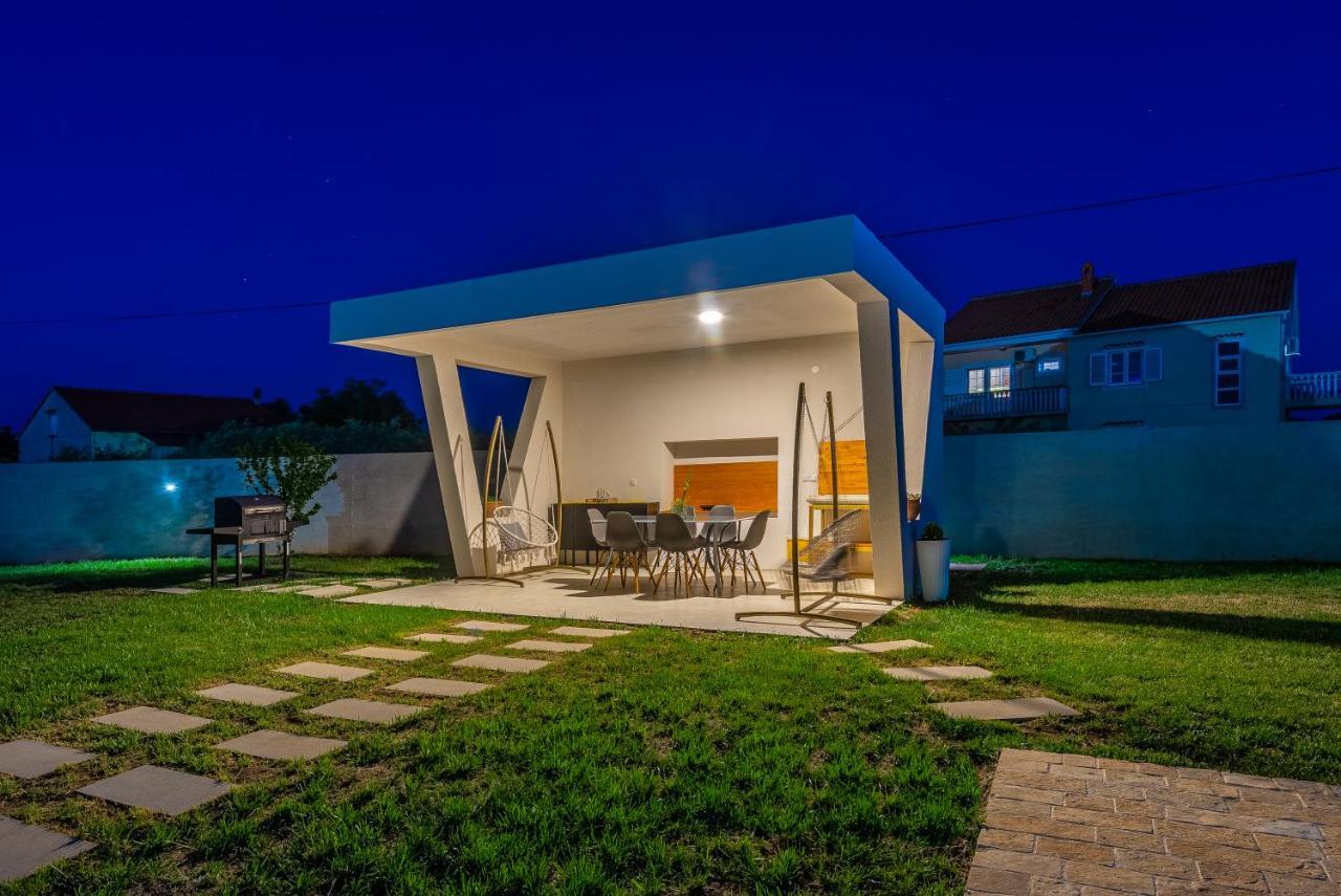 S&I Peaceful Holiday Home With Pool & Jacuzzi Galovac  Esterno foto