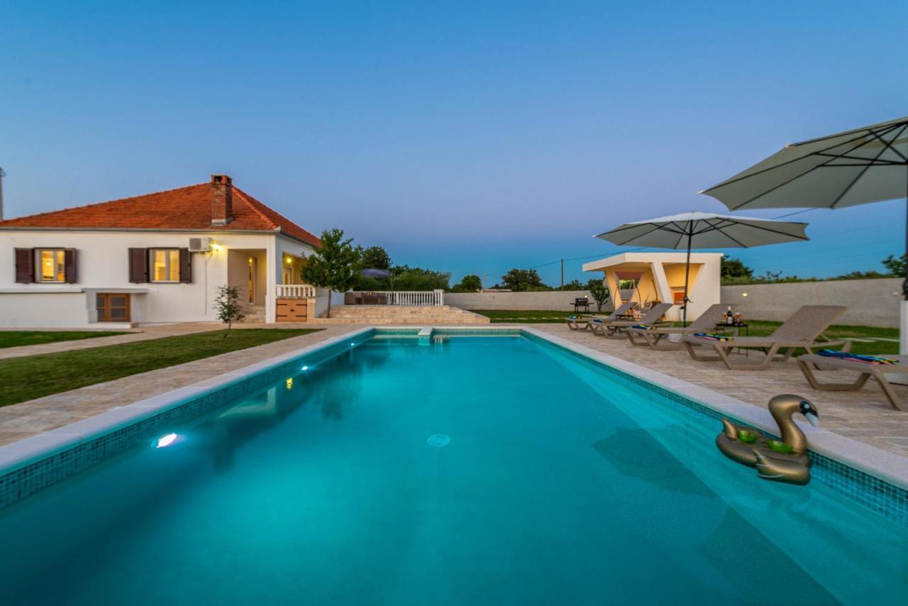 S&I Peaceful Holiday Home With Pool & Jacuzzi Galovac  Esterno foto