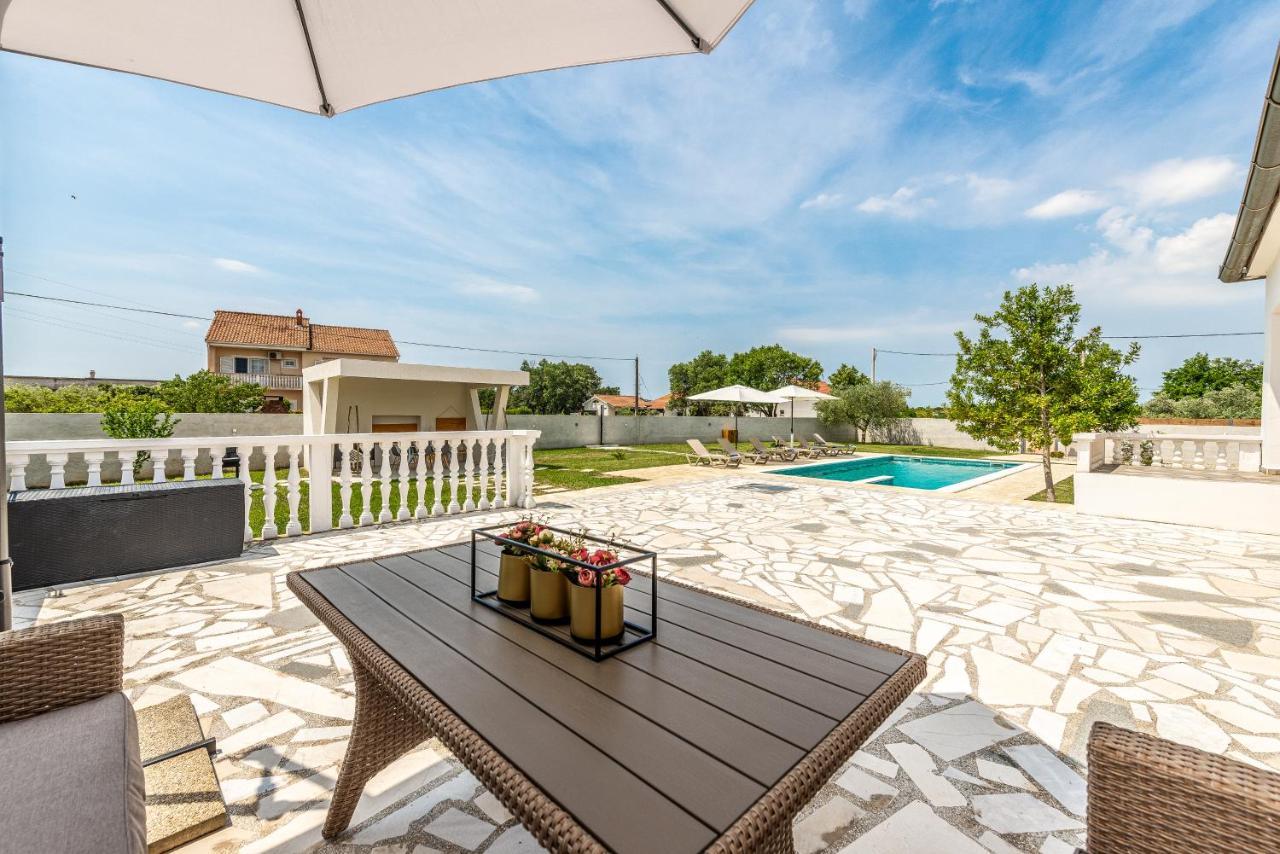 S&I Peaceful Holiday Home With Pool & Jacuzzi Galovac  Esterno foto