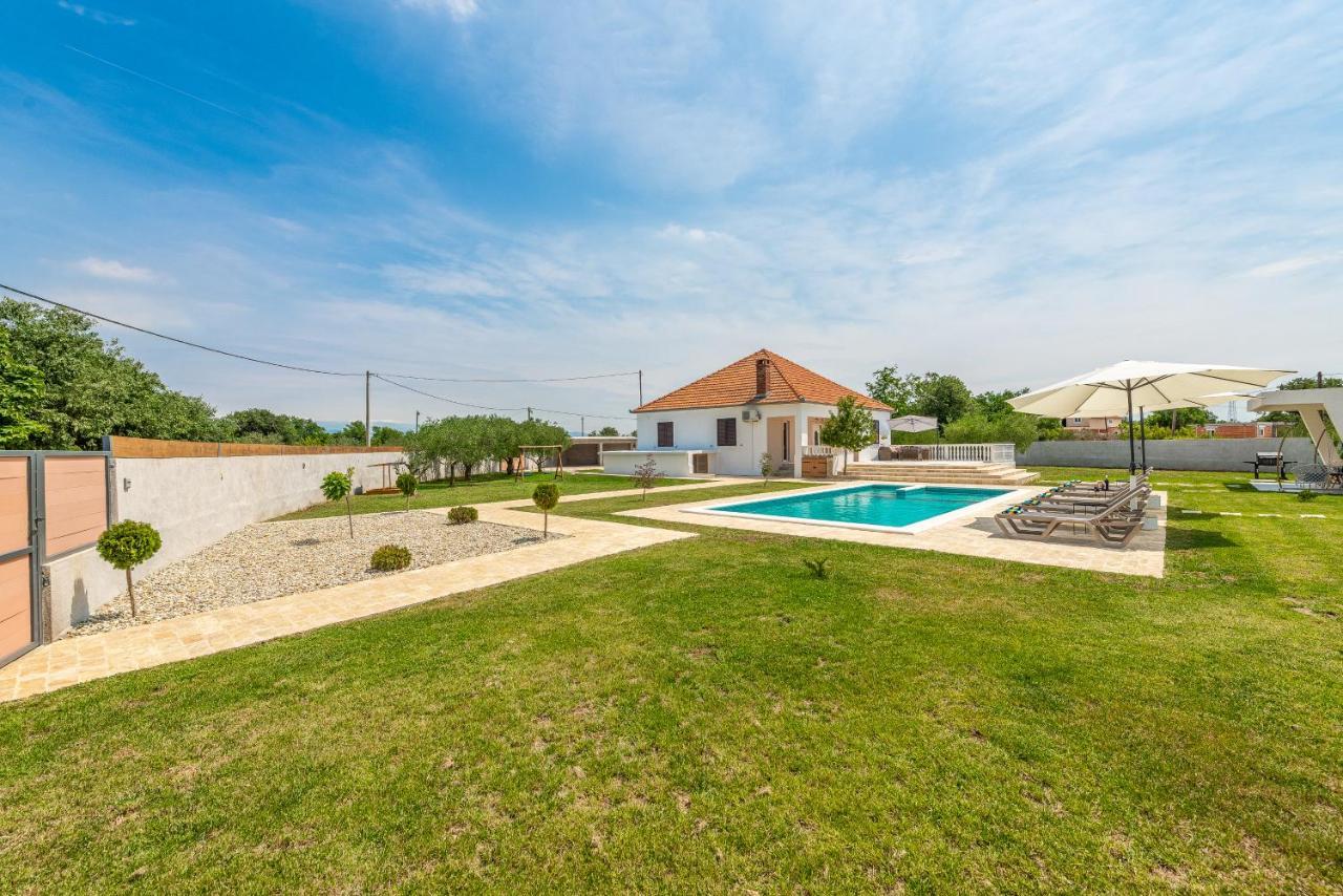 S&I Peaceful Holiday Home With Pool & Jacuzzi Galovac  Esterno foto