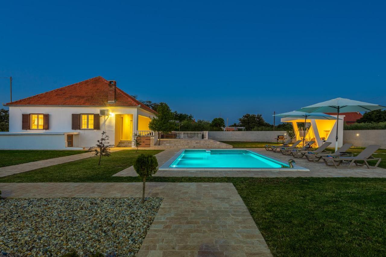 S&I Peaceful Holiday Home With Pool & Jacuzzi Galovac  Esterno foto