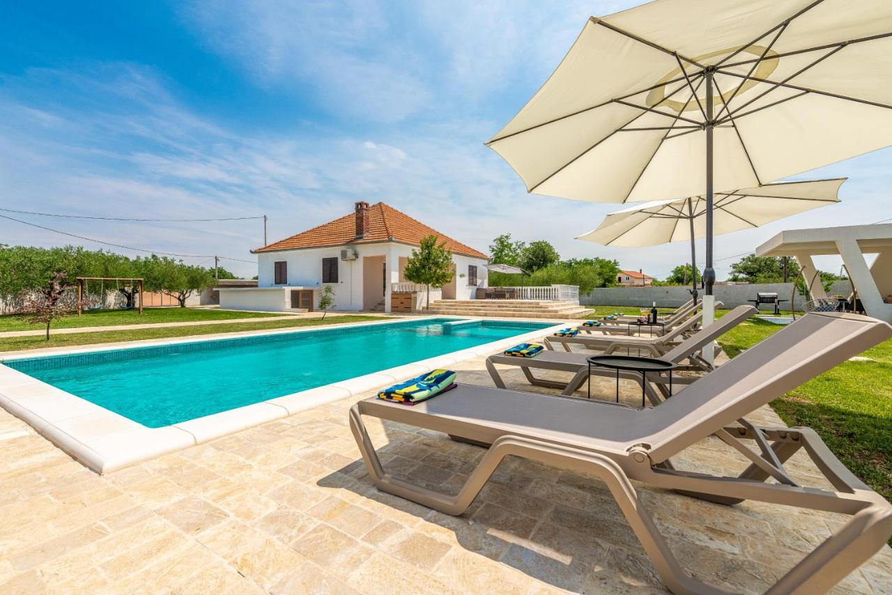 S&I Peaceful Holiday Home With Pool & Jacuzzi Galovac  Esterno foto