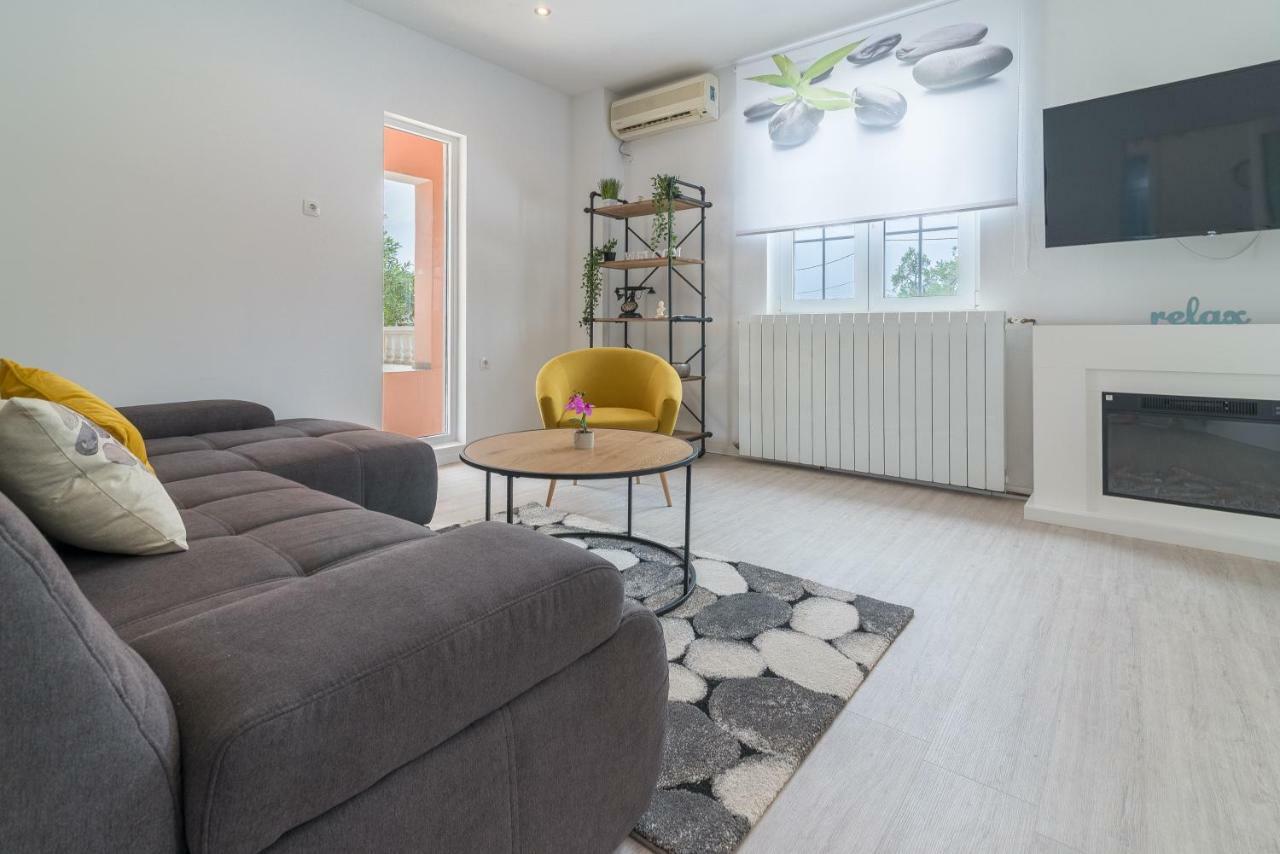 S&I Peaceful Holiday Home With Pool & Jacuzzi Galovac  Esterno foto