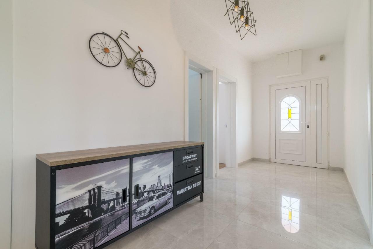 S&I Peaceful Holiday Home With Pool & Jacuzzi Galovac  Esterno foto
