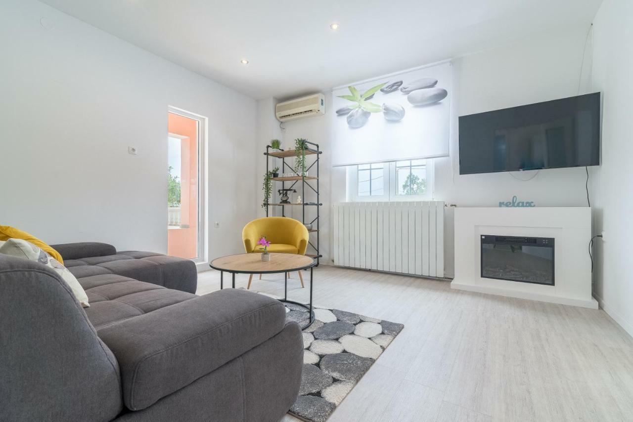 S&I Peaceful Holiday Home With Pool & Jacuzzi Galovac  Esterno foto