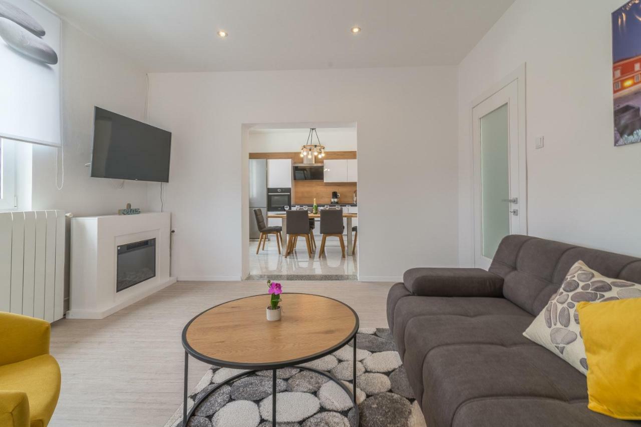 S&I Peaceful Holiday Home With Pool & Jacuzzi Galovac  Esterno foto