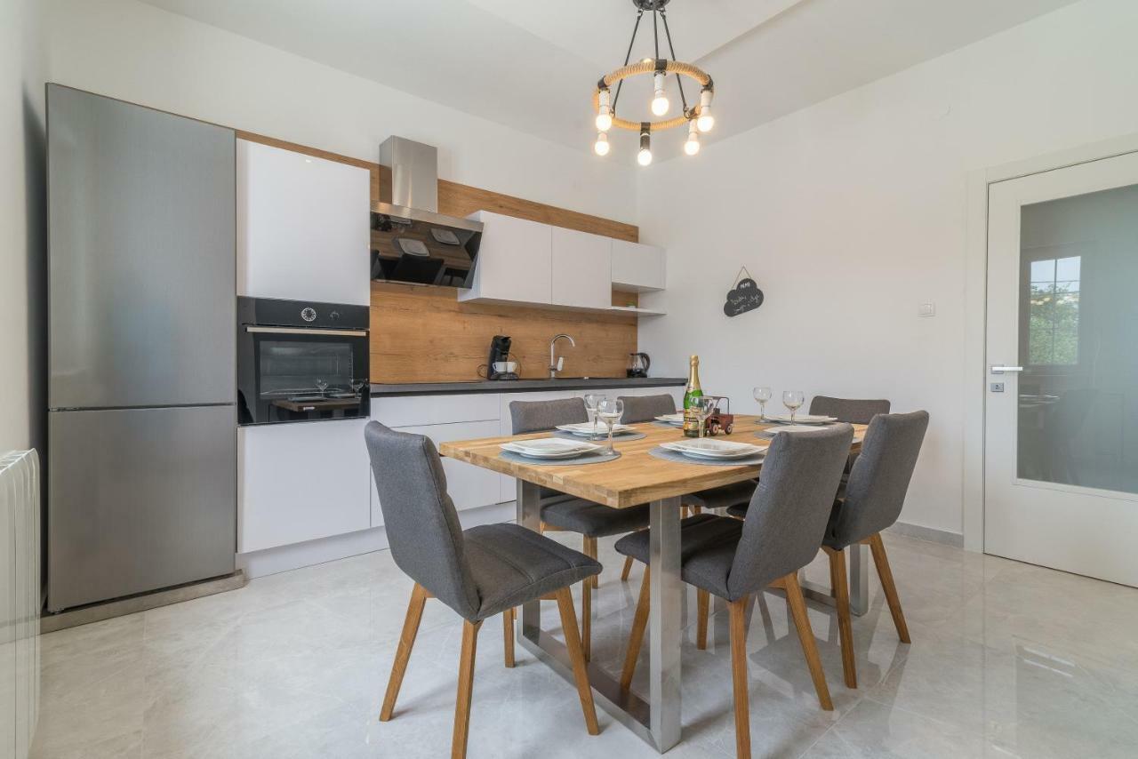 S&I Peaceful Holiday Home With Pool & Jacuzzi Galovac  Esterno foto